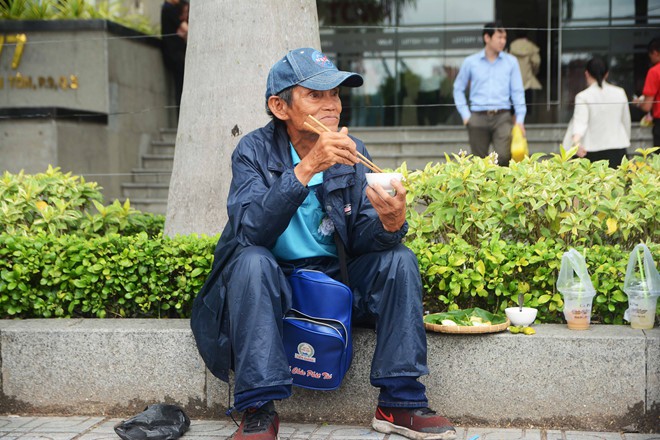 Bán nhà, nuôi con du học Mỹ: Ông lão bán cà phê dạo tặng hoa hồng Vu Lan - Ảnh 5. Bán nhà, nuôi con du học Mỹ: Ông lão bán cà phê dạo tặng hoa hồng Vu Lan - Ảnh 5.
