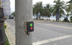 Đà Nẵng thí điểm đèn tín hiệu cho người đi bộ 'xin' qua đường xuống biển