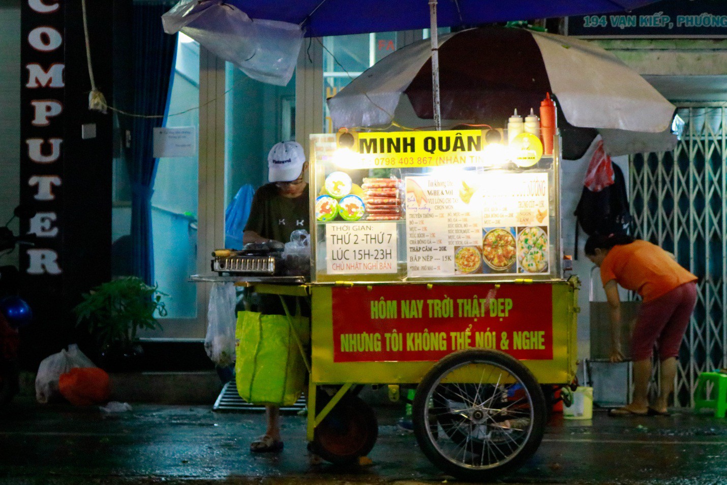 Xe bánh tráng nướng 'lặng im' của cặp vợ chồng câm điếc ở Sài Gòn - Ảnh 1. Xe bánh tráng nướng 'lặng im' của cặp vợ chồng câm điếc ở Sài Gòn - Ảnh 1.