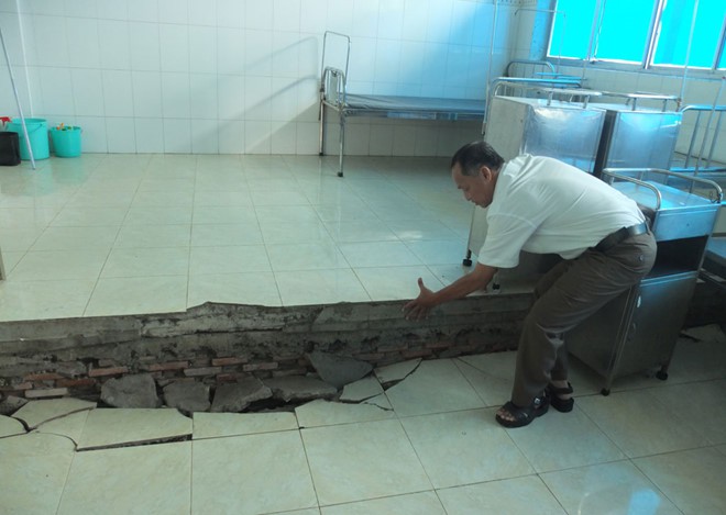 Hết bảo hành chỉ 4 tháng, bệnh viện bị sụt lún nặng - Ảnh 1. Hết bảo hành chỉ 4 tháng, bệnh viện bị sụt lún nặng - Ảnh 1.