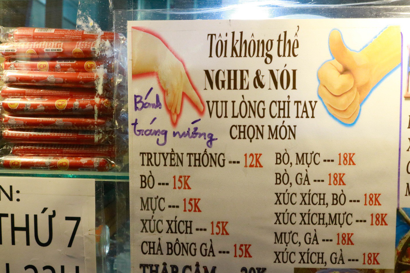 Xe bánh tráng nướng 'lặng im' của cặp vợ chồng câm điếc ở Sài Gòn - Ảnh 2. Xe bánh tráng nướng 'lặng im' của cặp vợ chồng câm điếc ở Sài Gòn - Ảnh 2.