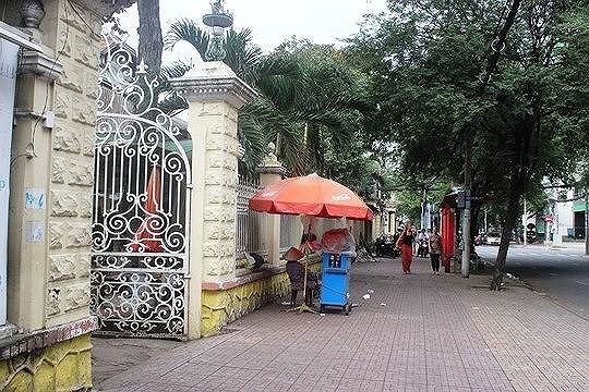 Cận cảnh biệt thự cổ 35 triệu đô quây tôn ở Sài Gòn - Ảnh 2. Cận cảnh biệt thự cổ 35 triệu đô quây tôn ở Sài Gòn - Ảnh 2.