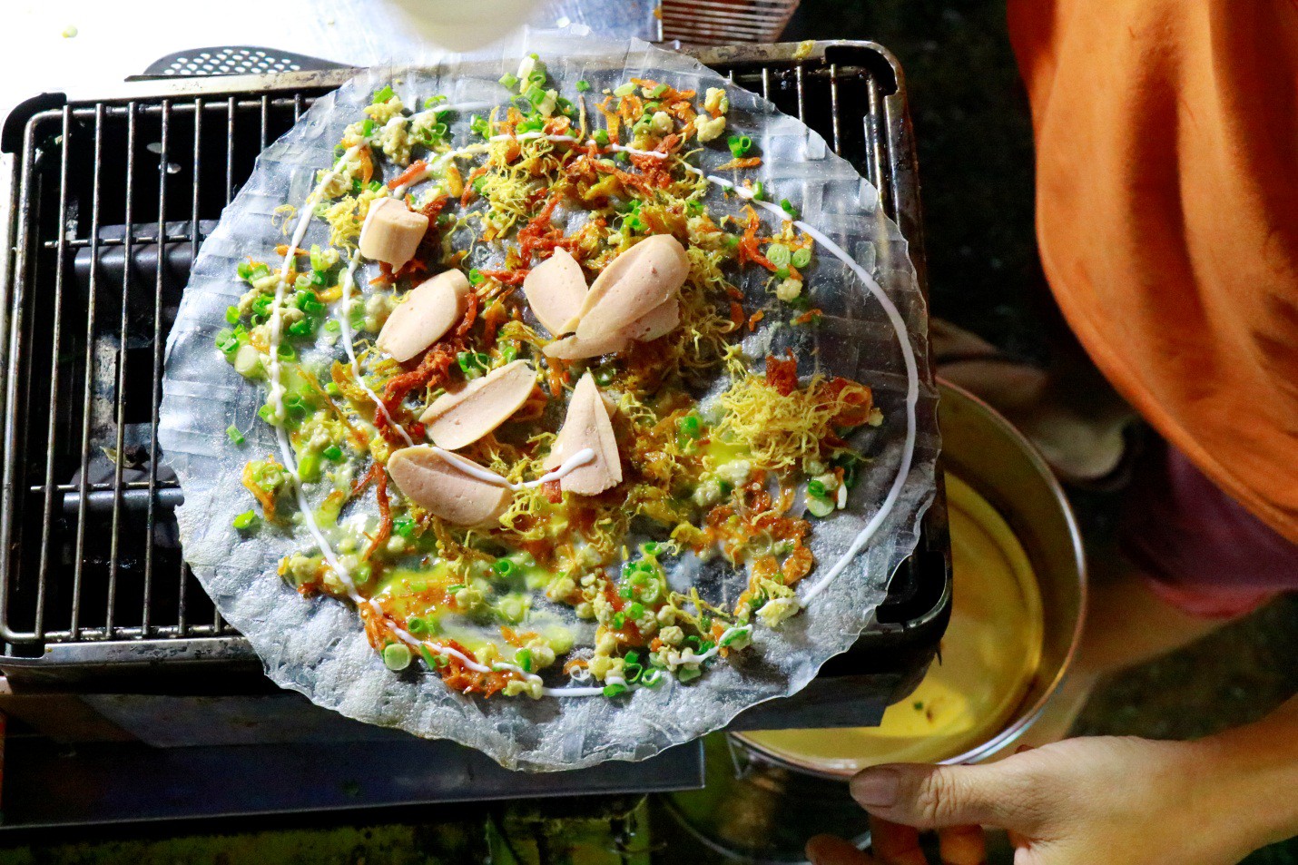 Xe bánh tráng nướng 'lặng im' của cặp vợ chồng câm điếc ở Sài Gòn - Ảnh 3. Xe bánh tráng nướng 'lặng im' của cặp vợ chồng câm điếc ở Sài Gòn - Ảnh 3.