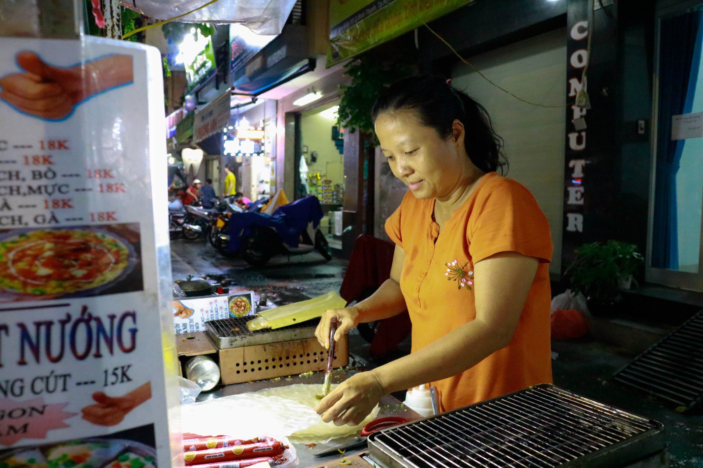 Xe bánh tráng nướng 'lặng im' của cặp vợ chồng câm điếc ở Sài Gòn - Ảnh 4. Xe bánh tráng nướng 'lặng im' của cặp vợ chồng câm điếc ở Sài Gòn - Ảnh 4.