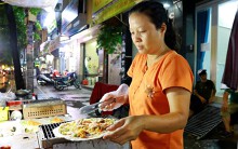 Xe bánh tráng nướng 'lặng im' của cặp vợ chồng câm điếc ở Sài Gòn
