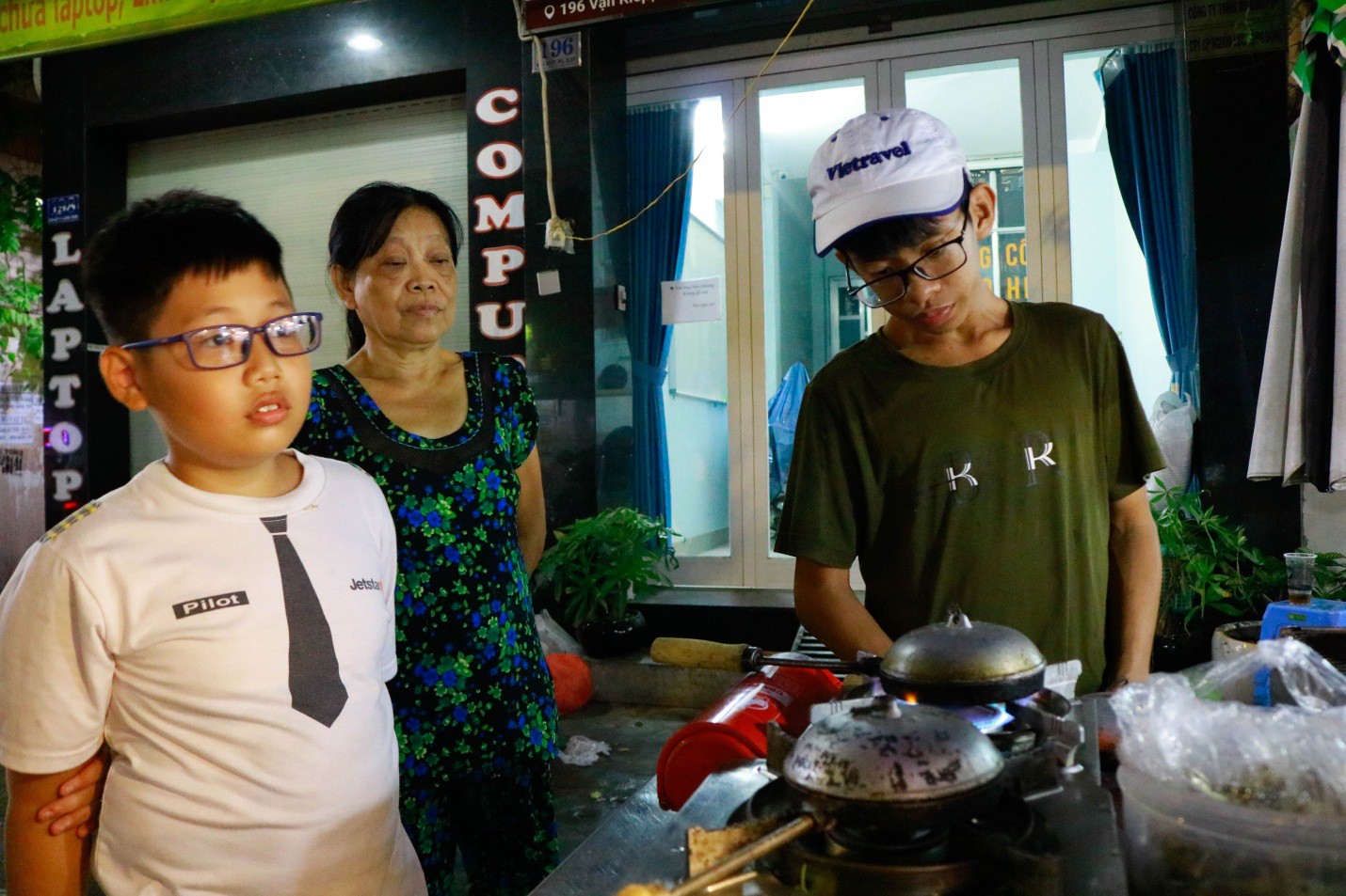 Xe bánh tráng nướng 'lặng im' của cặp vợ chồng câm điếc ở Sài Gòn - Ảnh 5. Xe bánh tráng nướng 'lặng im' của cặp vợ chồng câm điếc ở Sài Gòn - Ảnh 5.