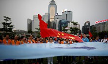 Các tài phiệt Hong Kong đội mưa ủng hộ chính quyền