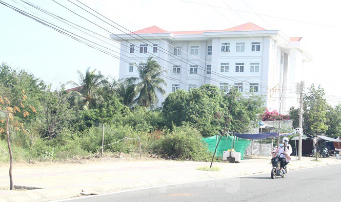 Lập dự án 'đường chồng đường' để thu hồi, bán đấu giá đất của dân? - Ảnh 1. Lập dự án 'đường chồng đường' để thu hồi, bán đấu giá đất của dân? - Ảnh 1.