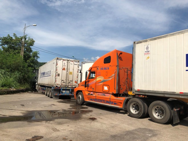 Trung Quốc bất ngờ cấm hàng trăm xe container Việt Nam qua biên giới - Ảnh 2. Trung Quốc bất ngờ cấm hàng trăm xe container Việt Nam qua biên giới - Ảnh 2.
