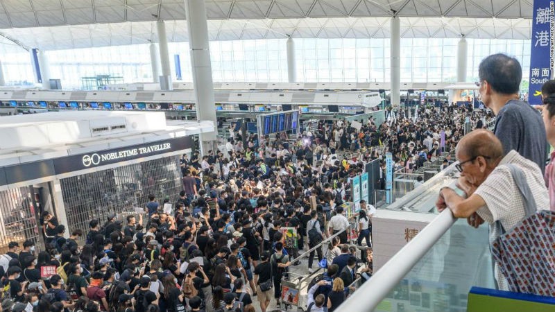 Cơn địa chấn Hong Kong, người dân hoảng loạn gom tiền mặt - Ảnh 1. Cơn địa chấn Hong Kong, người dân hoảng loạn gom tiền mặt - Ảnh 1.
