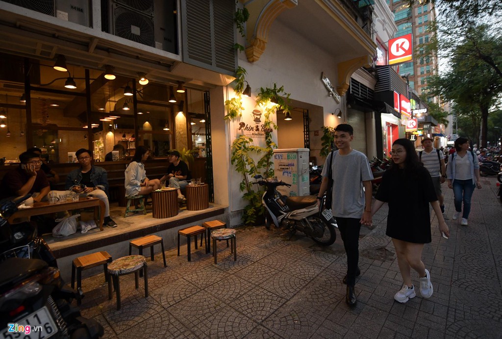 Hàng trăm thương hiệu 'bao vây' Nhà thờ Đức Bà Sài Gòn - Ảnh 13. Hàng trăm thương hiệu 'bao vây' Nhà thờ Đức Bà Sài Gòn - Ảnh 13.