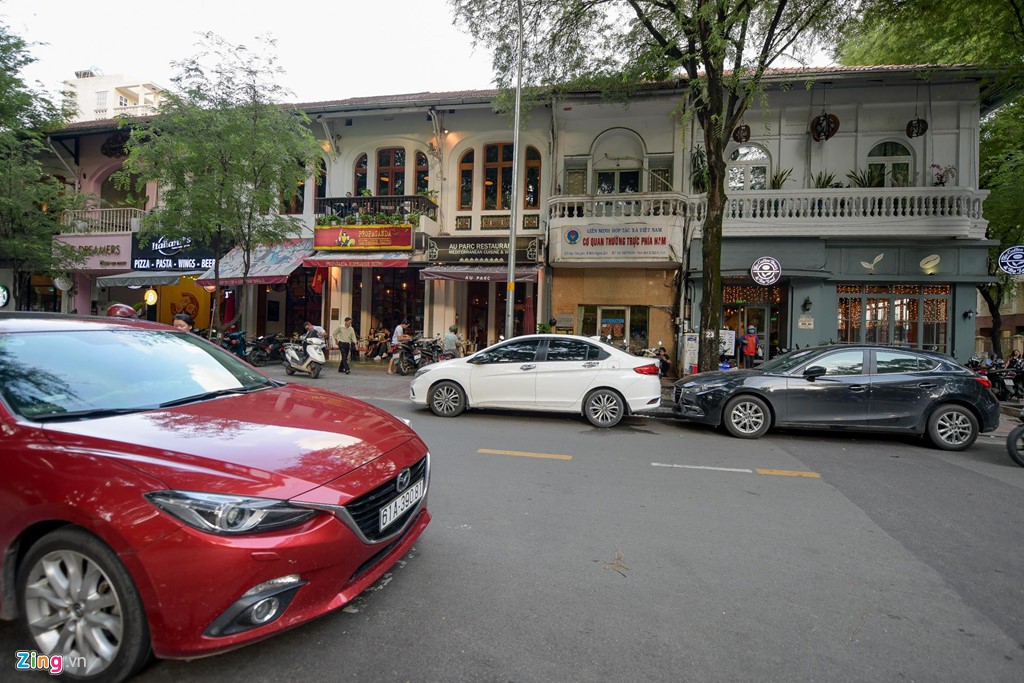 Hàng trăm thương hiệu 'bao vây' Nhà thờ Đức Bà Sài Gòn - Ảnh 3. Hàng trăm thương hiệu 'bao vây' Nhà thờ Đức Bà Sài Gòn - Ảnh 3.