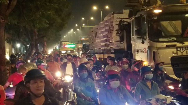 Hơn 100 người giúp tài xế gom 2,7 tấn cá bị đổ tràn trên quốc lộ - Ảnh 3. Hơn 100 người giúp tài xế gom 2,7 tấn cá bị đổ tràn trên quốc lộ - Ảnh 3.