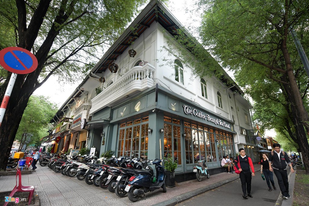 Hàng trăm thương hiệu 'bao vây' Nhà thờ Đức Bà Sài Gòn - Ảnh 6. Hàng trăm thương hiệu 'bao vây' Nhà thờ Đức Bà Sài Gòn - Ảnh 6.