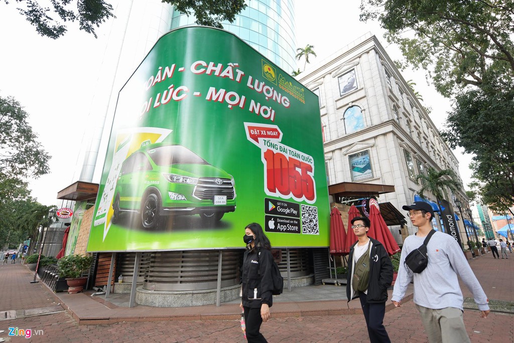 Hàng trăm thương hiệu 'bao vây' Nhà thờ Đức Bà Sài Gòn - Ảnh 8. Hàng trăm thương hiệu 'bao vây' Nhà thờ Đức Bà Sài Gòn - Ảnh 8.