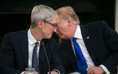Tim Cook ăn tối với Tổng thống Trump, chia sẻ Apple lo ngại việc mất lợi thế với Samsung vì chiến tranh thương mại