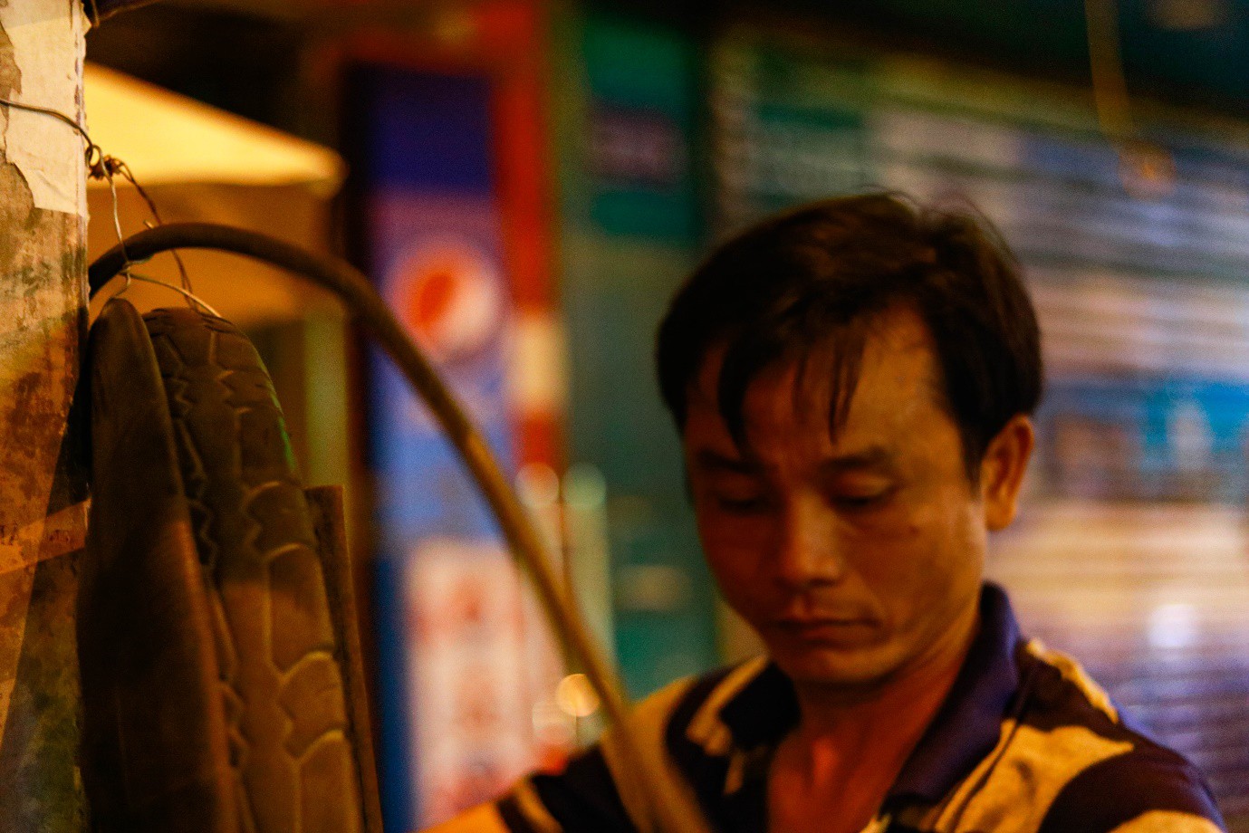 NGƯỜI ĐÀN ÔNG VÁ XE ĐÊM MIỄN PHÍ Ở ĐƯỜNG HOÀNG DIỆU - Ảnh 1. NGƯỜI ĐÀN ÔNG VÁ XE ĐÊM MIỄN PHÍ Ở ĐƯỜNG HOÀNG DIỆU - Ảnh 1.