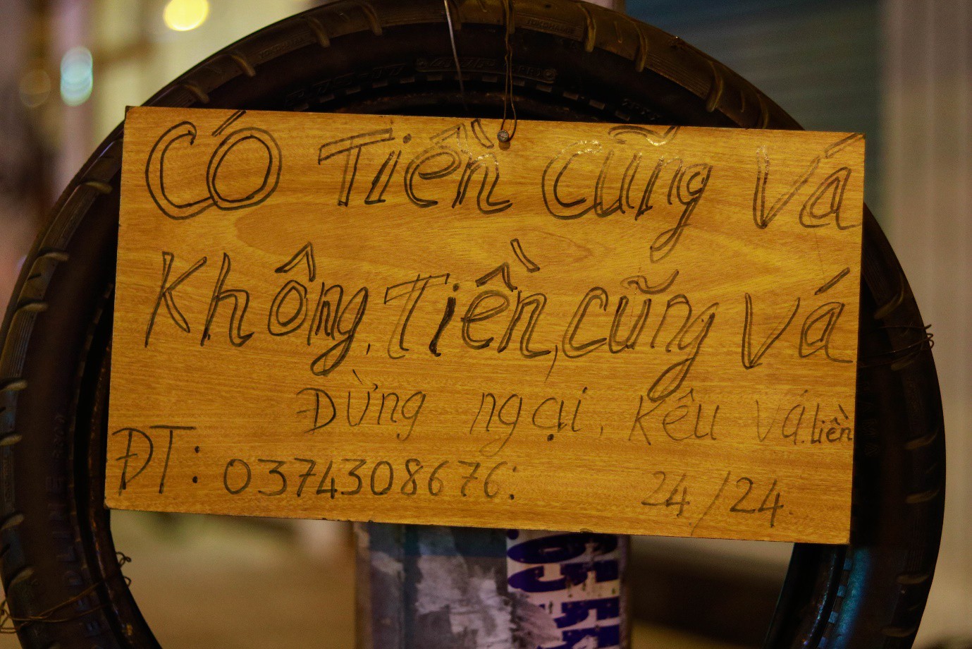 NGƯỜI ĐÀN ÔNG VÁ XE ĐÊM MIỄN PHÍ Ở ĐƯỜNG HOÀNG DIỆU - Ảnh 3. NGƯỜI ĐÀN ÔNG VÁ XE ĐÊM MIỄN PHÍ Ở ĐƯỜNG HOÀNG DIỆU - Ảnh 3.