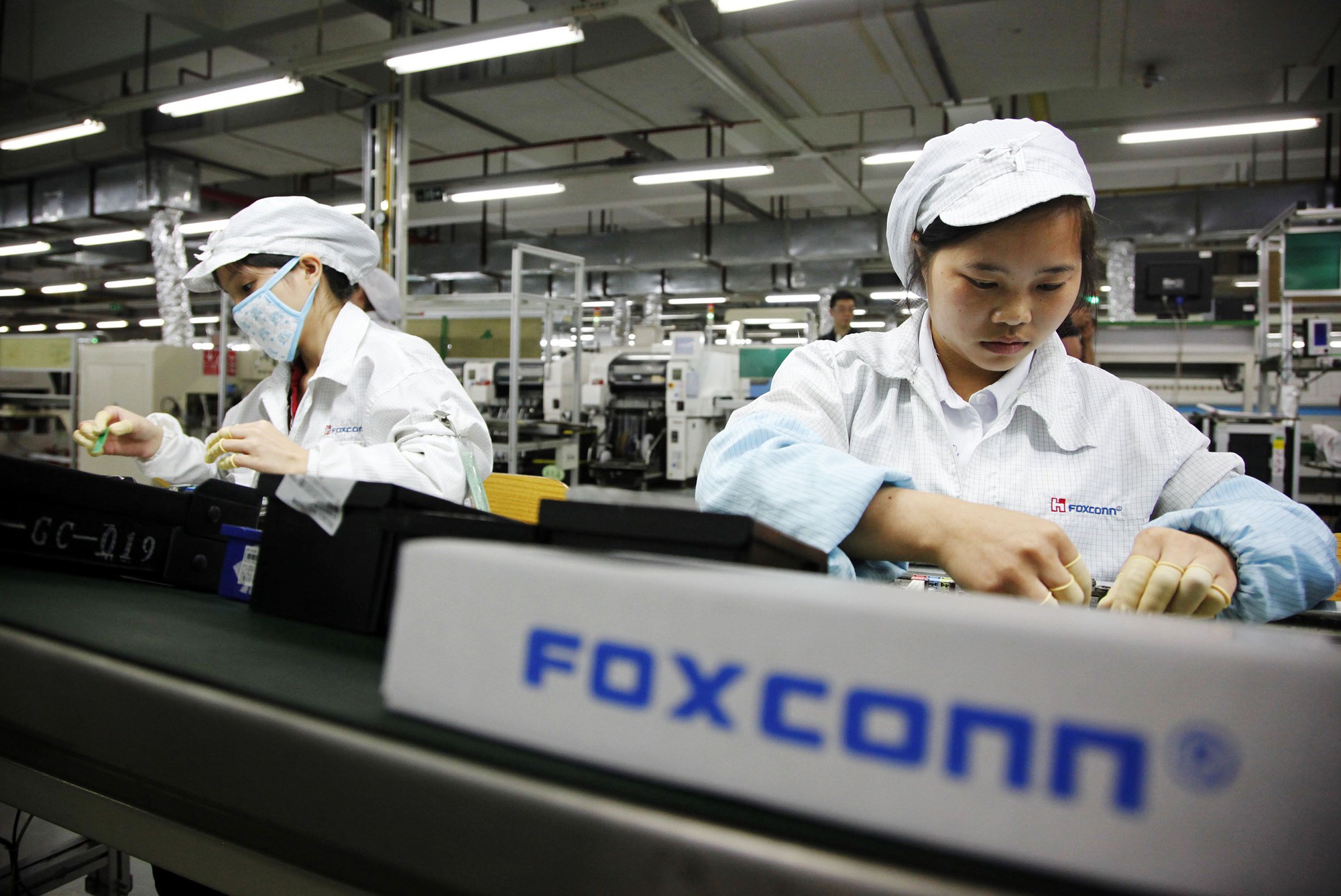 100642777-foxconn-worker-assembly-line-gettyp 100642777-foxconn-worker-assembly-line-gettyp