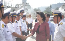 Phó Chủ tịch nước Đặng Thị Ngọc Thịnh thăm và tặng quà chiến sĩ tại căn cứ quân sự Cam Ranh