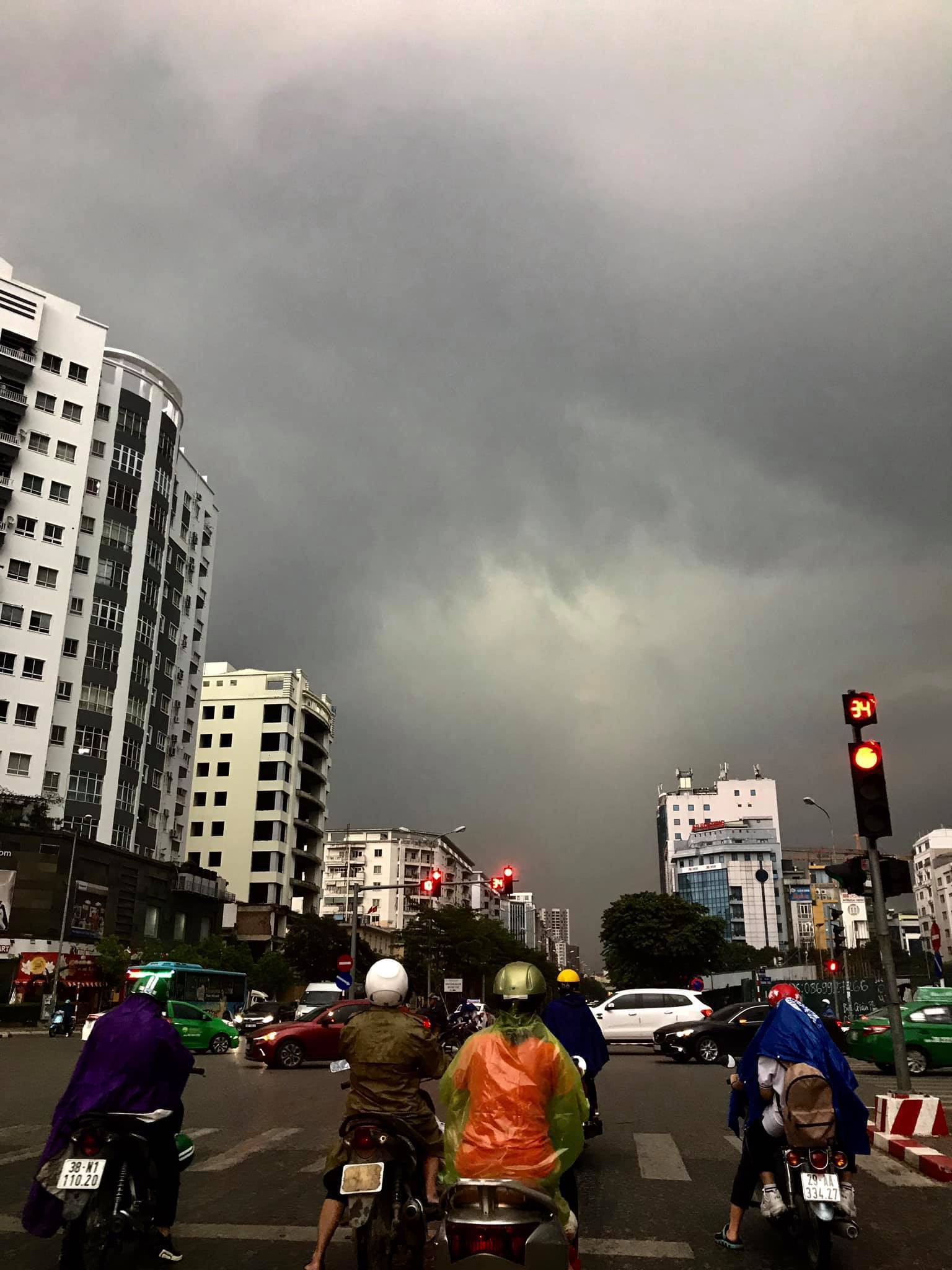 Hà Nội dông lớn, 2h chiều trời tối như ban đêm - Ảnh 1.