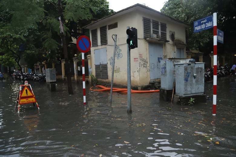 Hà Nội dông lớn, 2h chiều trời tối như ban đêm - Ảnh 10.