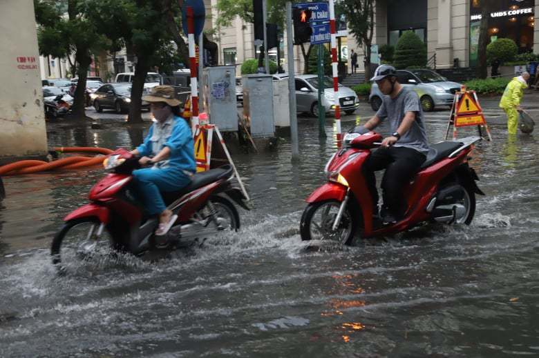 Hà Nội dông lớn, 2h chiều trời tối như ban đêm - Ảnh 11.