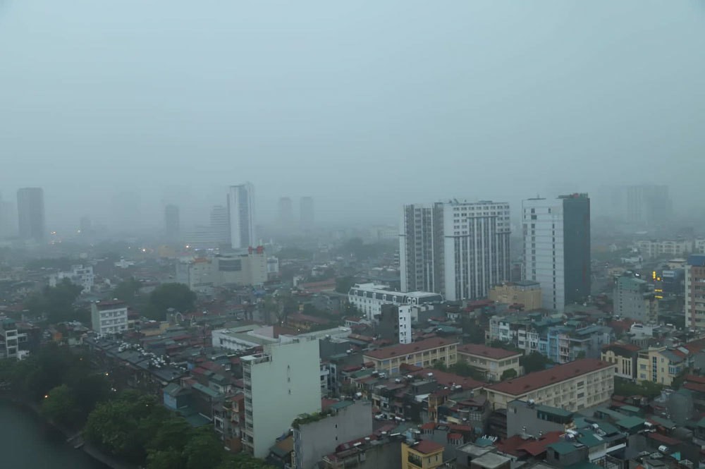 Hà Nội dông lớn, 2h chiều trời tối như ban đêm - Ảnh 2.