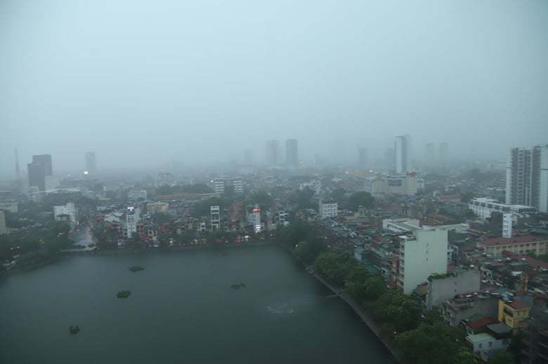 Hà Nội dông lớn, 2h chiều trời tối như ban đêm - Ảnh 3.