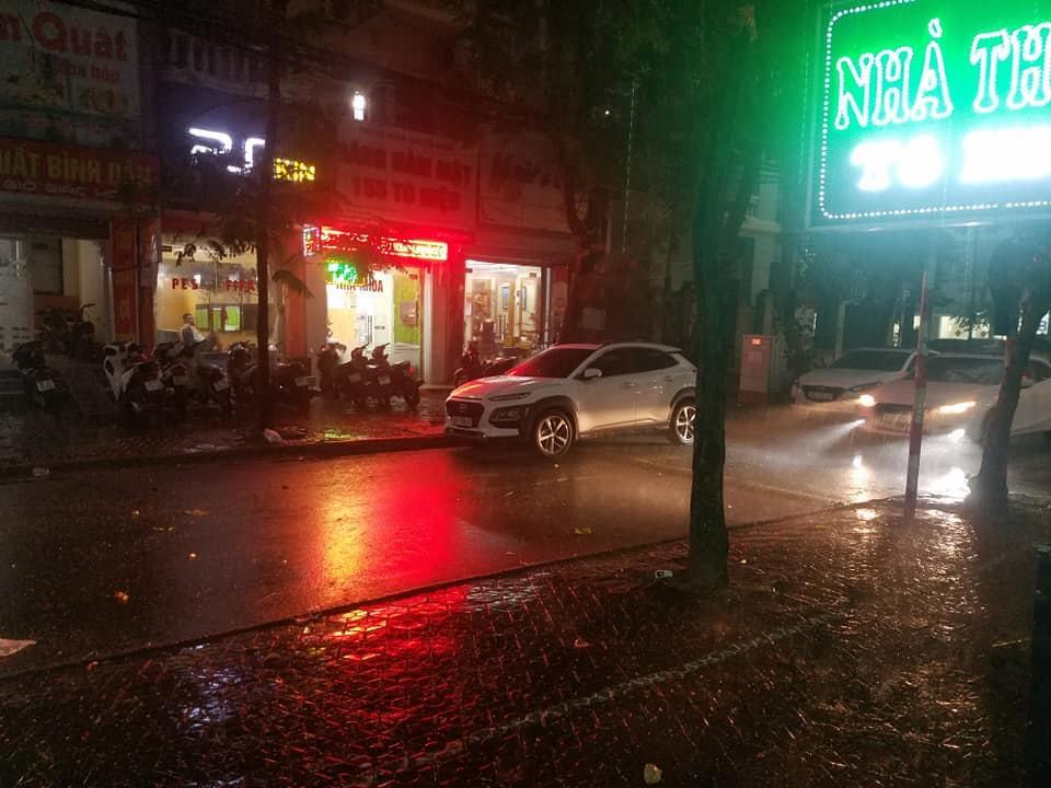 Hà Nội dông lớn, 2h chiều trời tối như ban đêm - Ảnh 4.