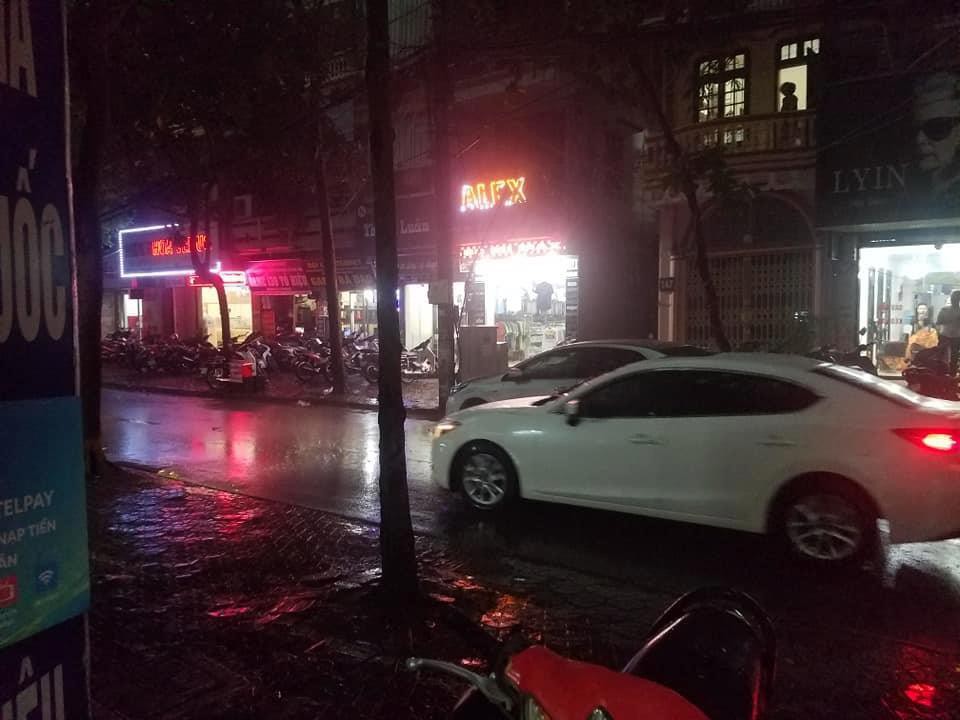 Hà Nội dông lớn, 2h chiều trời tối như ban đêm - Ảnh 5.