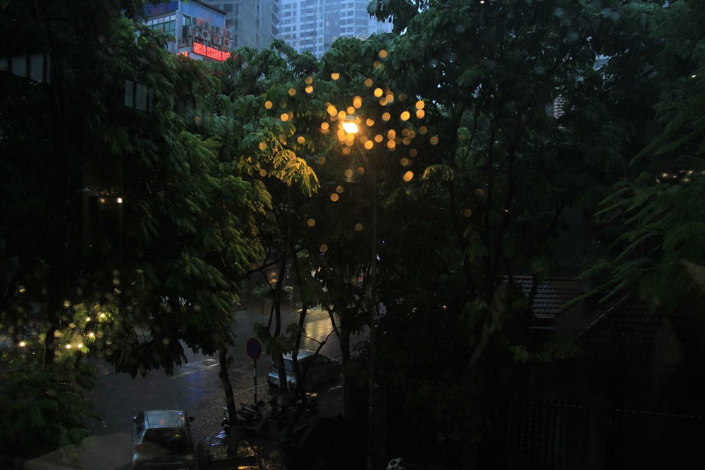 Hà Nội dông lớn, 2h chiều trời tối như ban đêm - Ảnh 6.