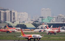 Công ty quản lí bay chỉ nguyên nhân sân bay Tân Sơn Nhất 'kẹt trên trời, kẹt dưới đất', vì sao máy bay phải bay nhiều vòng mới hạ cánh