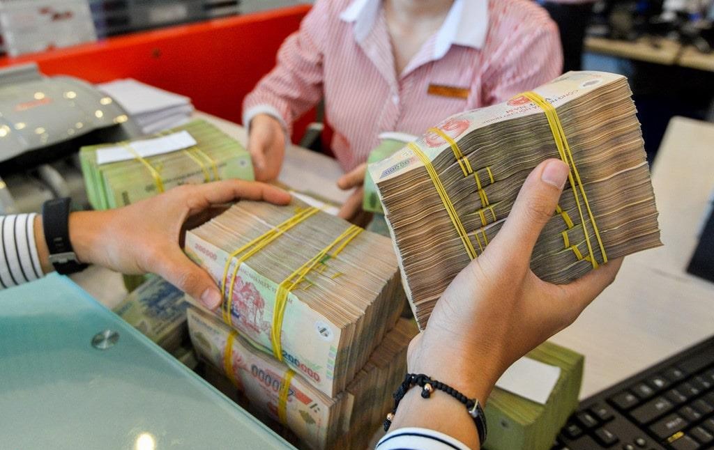 Ngân hàng Nhà nước giảm lãi suất tiền gửi và cho vay từ ngày mai, vì dịch Covid-19 - Ảnh 1.