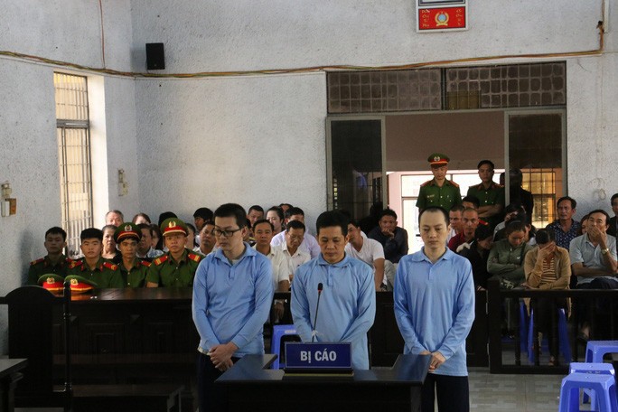 Ký hồ sơ vay giùm, 45 nông dân bị ngân hàng đòi hàng trăm tỉ đồng - Ảnh 1. Ký hồ sơ vay giùm, 45 nông dân bị ngân hàng đòi hàng trăm tỉ đồng - Ảnh 1.