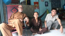 Chồng Tây lai khờ khạo, con thiểu năng: Vợ bán vé số khắp Sài Gòn mưu sinh