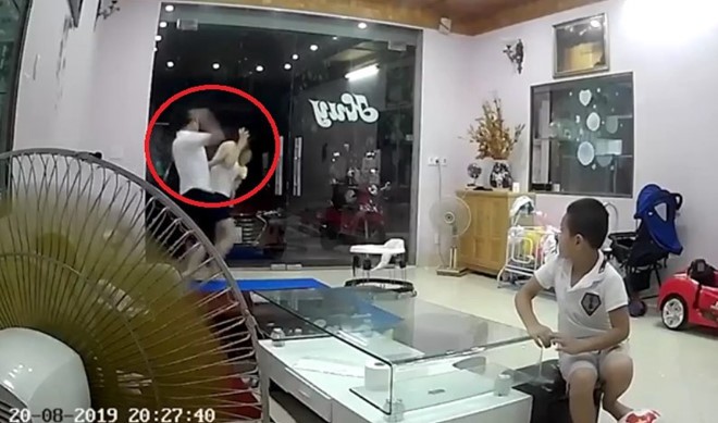 Chồng đánh vợ tới tấp trước mặt con: Dân mạng phẫn nộ 'sao vũ phu vậy?' - Ảnh 3.