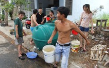 Trường học đóng cửa, xe quân đội tiếp nước cho dân
