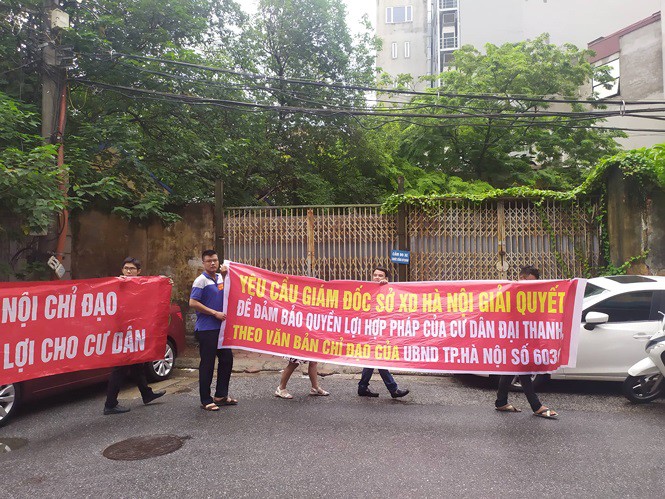 Hà Nội đối thoại với cư dân mua nhà của 'đại gia điếu cày' - Ảnh 3. Hà Nội đối thoại với cư dân mua nhà của 'đại gia điếu cày' - Ảnh 3.