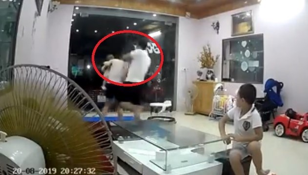 Chồng đánh vợ tới tấp trước mặt con: Dân mạng phẫn nộ 'sao vũ phu vậy?' - Ảnh 4.