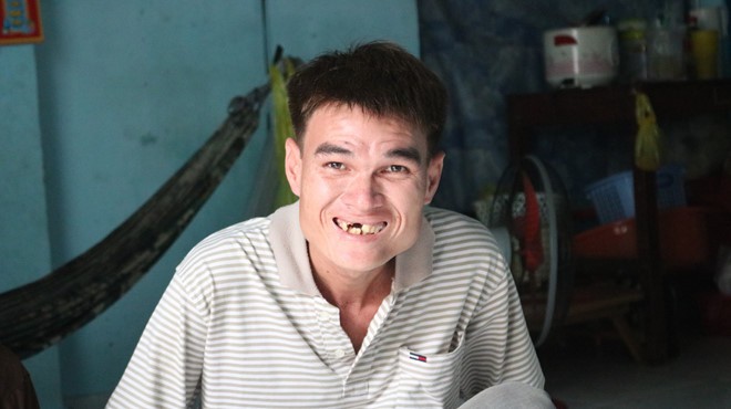 Chồng Tây lai khờ khạo, con thiểu năng: Vợ bán vé số khắp Sài Gòn mưu sinh - Ảnh 4. Chồng Tây lai khờ khạo, con thiểu năng: Vợ bán vé số khắp Sài Gòn mưu sinh - Ảnh 4.