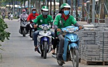 Cấp thẻ hành nghề cho tài xế xe ôm: Tháo ra ai biết để xử lí vi phạm?