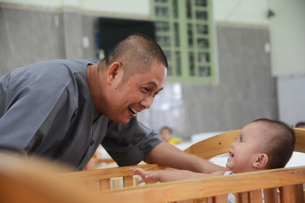 Người đàn ông độc thân 'nhặt' gần trăm đứa con từ nghĩa trang, bãi rác, lề đường - Ảnh 6.
