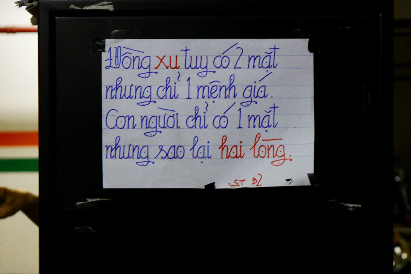 Ông bảo vệ ở Sài Gòn và 'gia tài' danh ngôn độc đáo nơi tầng hầm - Ảnh 4.