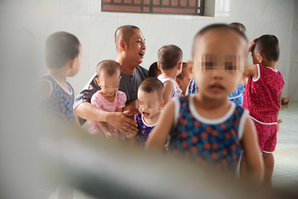 Người đàn ông độc thân 'nhặt' gần trăm đứa con từ nghĩa trang, bãi rác, lề đường - Ảnh 7.