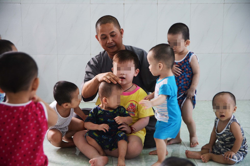 Người đàn ông độc thân 'nhặt' gần trăm đứa con từ nghĩa trang, bãi rác, lề đường - Ảnh 8.