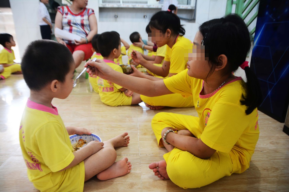 Người đàn ông độc thân 'nhặt' gần trăm đứa con từ nghĩa trang, bãi rác, lề đường - Ảnh 9.