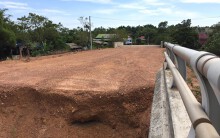 Cây cầu tiền tỉ xây xong đã hơn 5 năm, dân vẫn phải đi cầu cũ xuống cấp