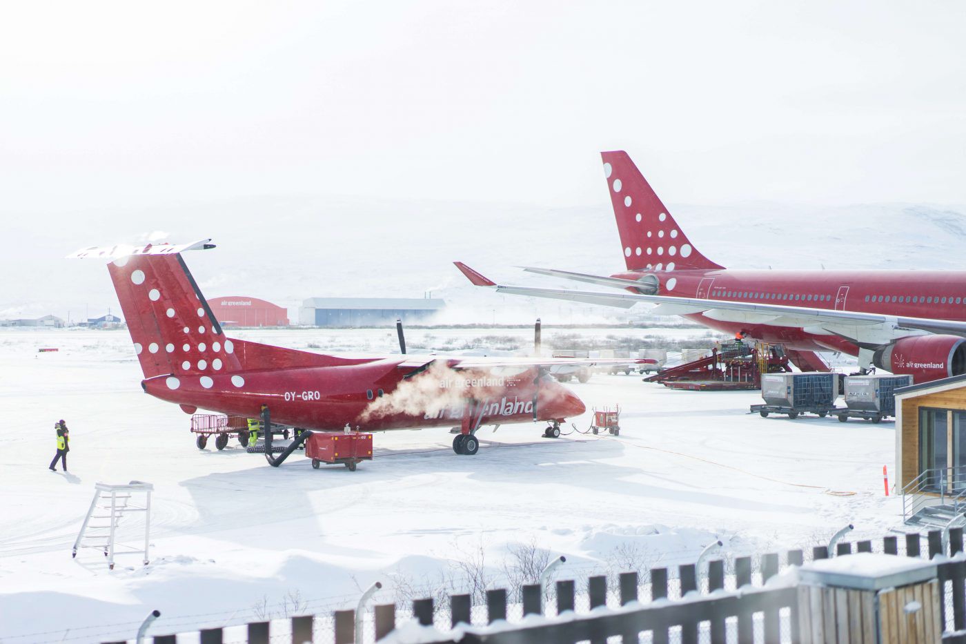 air-greenland-planes-in-kangerlussuaq-photo-by-filip-gielda-1-1400x933 air-greenland-planes-in-kangerlussuaq-photo-by-filip-gielda-1-1400x933