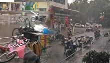 Mưa dông quật hàng loạt phương tiện ngã lăn lóc giữa đường Hà Nội
